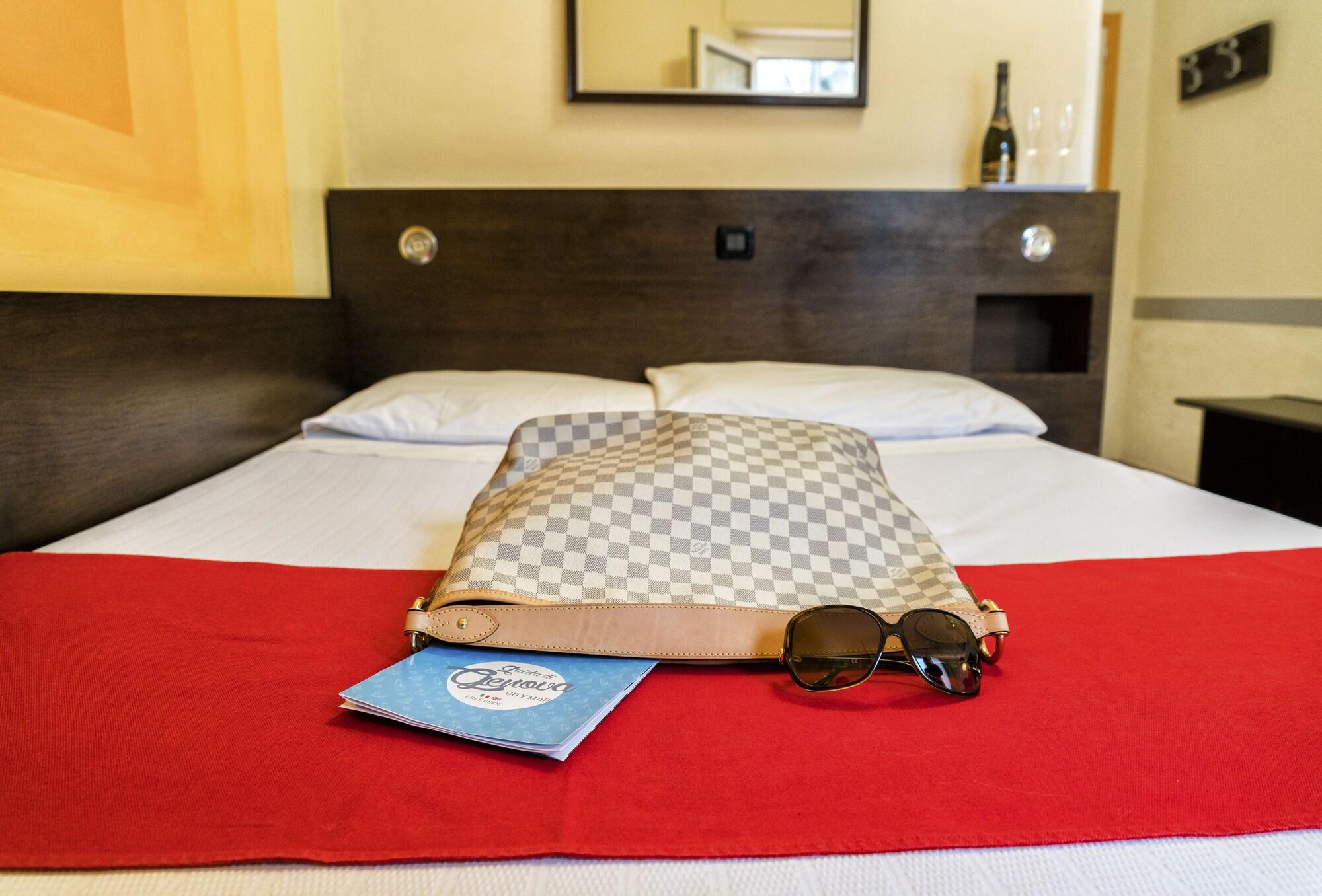 Hotel Cairoli Генуя Экстерьер фото